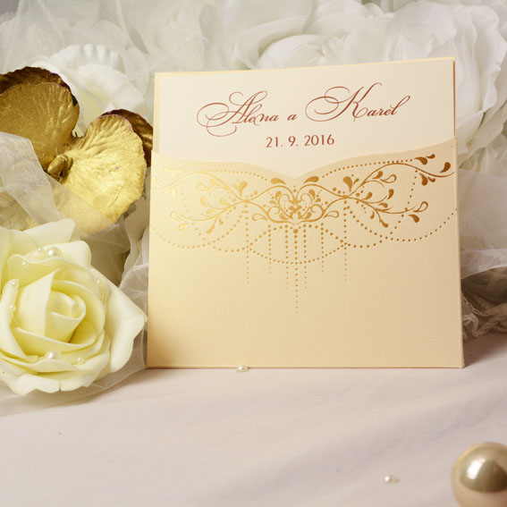 Svatební oznámení ve vanilkové metalické kapse se zlatou ražbou